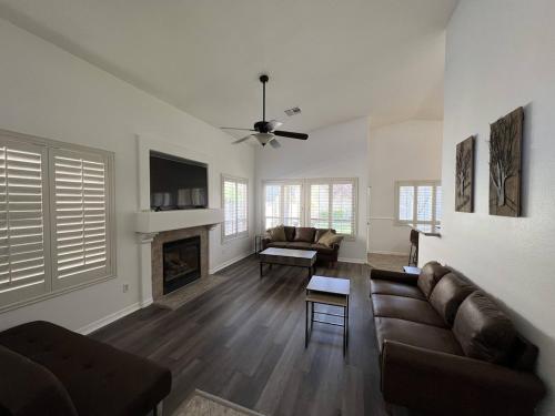 3 Bedroom 2 Bath Oasis in Cozy Neighborhood, Las Vegas (photo 2)