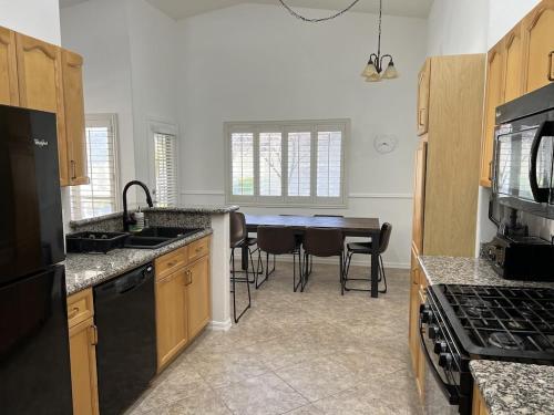 3 Bedroom 2 Bath Oasis in Cozy Neighborhood, Las Vegas (photo 8)