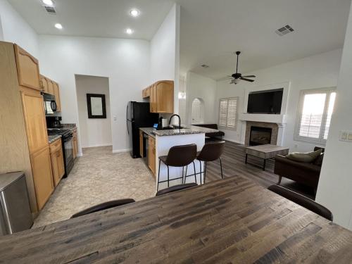 3 Bedroom 2 Bath Oasis in Cozy Neighborhood, Las Vegas (photo 5)