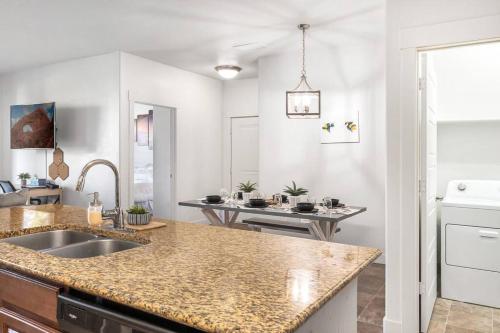 Bee Chic in SoJo w/hot tub+gym+local ski slopes thumb 2