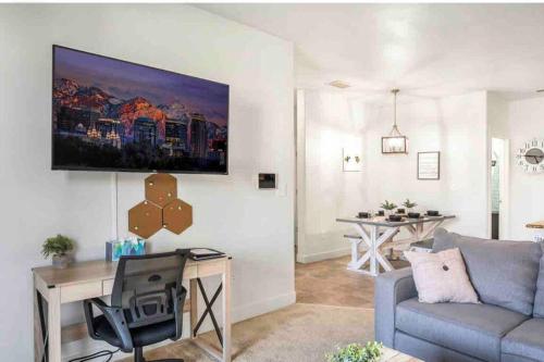 Bee Chic in SoJo w/hot tub+gym+local ski slopes thumb 3