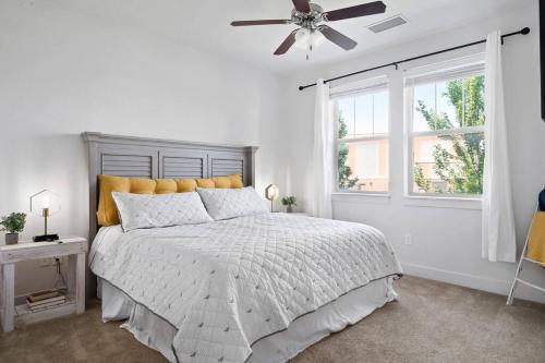 Bee Chic in SoJo w/hot tub+gym+local ski slopes thumb 4