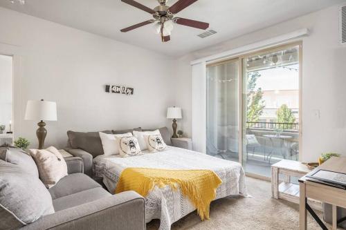 Bee Chic in SoJo w/hot tub+gym+local ski slopes detail