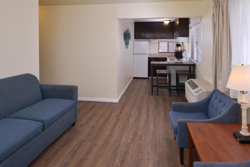 Edgewater Inn and Suites - image 14