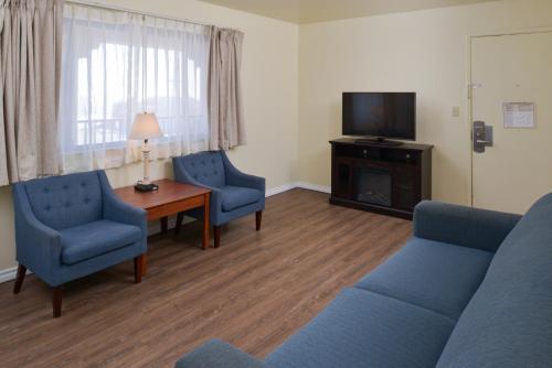 Edgewater Inn and Suites - image 10