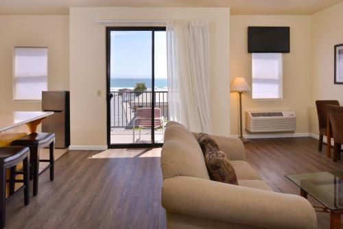 Edgewater Inn and Suites - main image