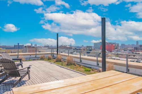 Erkély/terasz, Large 3BR Apts & Studios, Gym, Game Room in Philadelphia Near Center