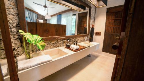 Superior Suite image 10