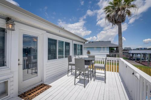 Waterfront Galveston Bay Retreat - 4 Mi to Beach!