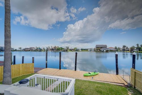 Waterfront Galveston Bay Retreat - 4 Mi to Beach!