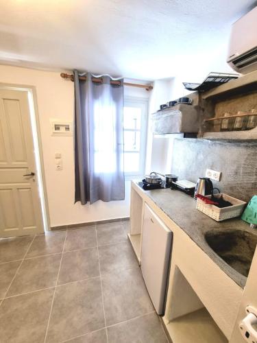 Kitchen, Joannes Vacation Rooms in Milos Island