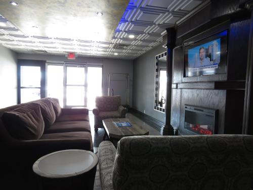 American Inn & Suites 4