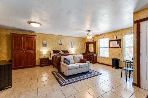 Hide Away Guest House in Azle, USA
