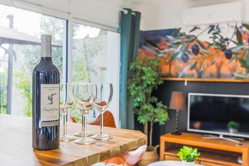 ห้องส่วนกลางสำหรับนั่งเล่น/ดูทีวี, VILLA - SPA JACUZZI - TERRASSES - CLIM & BBQ - La Valette-du-Var in ลา วาเลต-ดู-วาร์