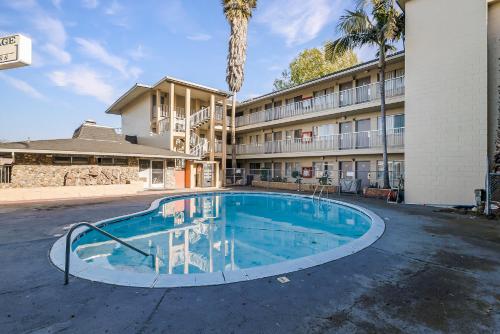 游泳池, 海沃德喜來得快捷酒店 (Heritage Inn Express Hayward) in 海沃德 (CA)