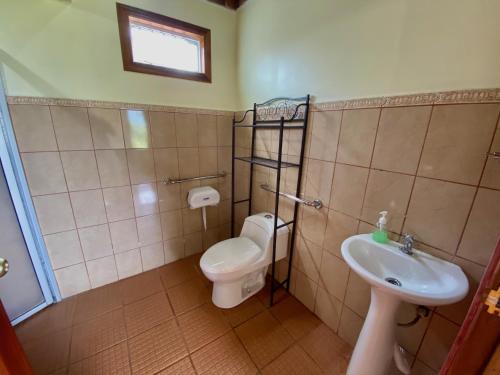 Bathroom, Chateau Arenal Hotel & Restaurante in El Fosforo