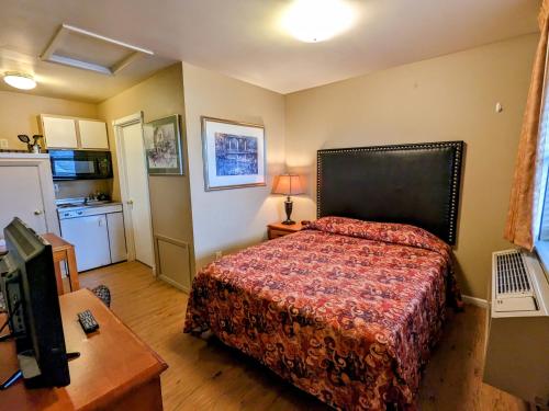 Deluxe Queen Suite