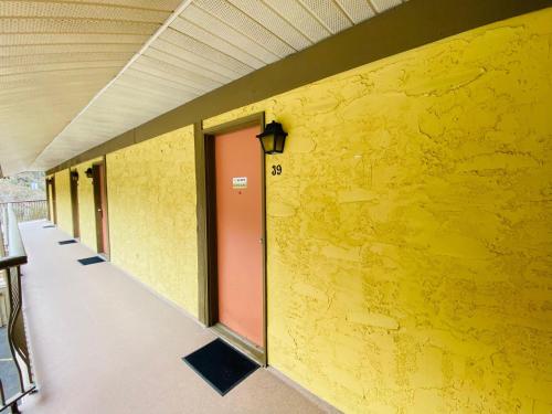 ทัศนียภาพภายนอกโรงแรม, เวสเซกซ์ อินน์ บาย เดอะ ซี (Wessex Inn By The Sea) in โควิชันเบย์ (BC)