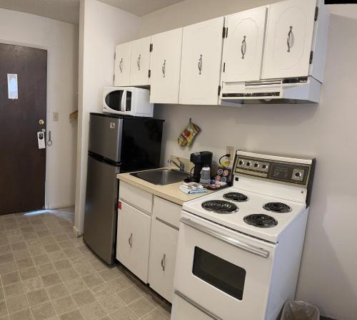 เวสเซกซ์ อินน์ บาย เดอะ ซี (Wessex Inn By The Sea) in โควิชันเบย์ (BC)