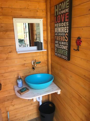 Relax in the unique and cosy Off-grid Eco Shepherd's hut Between Heaven and Earth