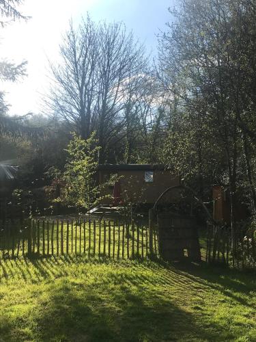 Relax in the unique and cosy Off-grid Eco Shepherd's hut Between Heaven and Earth