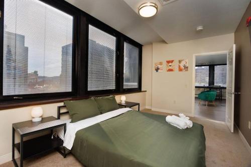 Luxe City Views in DT Pittsburgh 24-7 Valet Gym Lounge Roku in Pittsburgh, USA