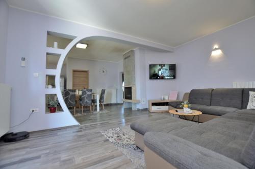 Villa Daris in มาริซี