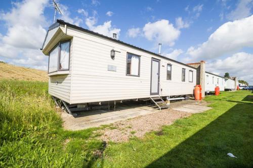 Lovely 6 Berth Caravan At Naze Marine Holiday Park In Essex Ref 17275c