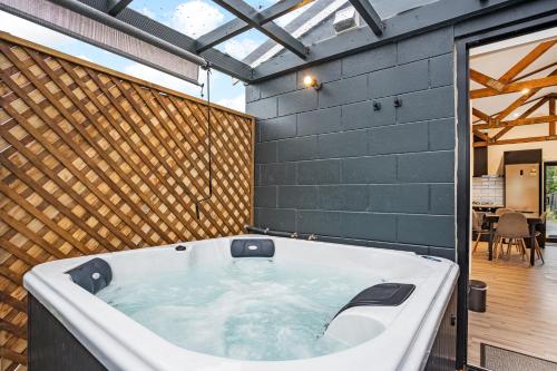 Hot tub, Studio Unit with Spa Bath in Hornby