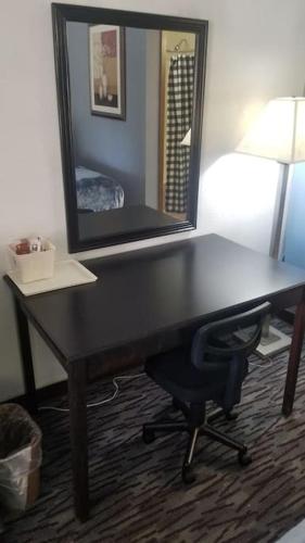 Hotel King Bed Hotel Room 116 Wi-Fi Hot Tub Booking in Stillwater, USA