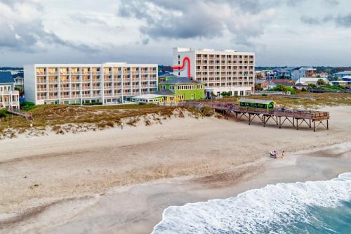 Golden Sands Carolina Beach Oceanfront, Tapestry by Hilton - 숙소 외관