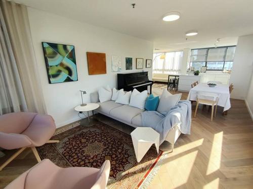 Beautiful harbour views, stylish apartment & pool in Darling Point