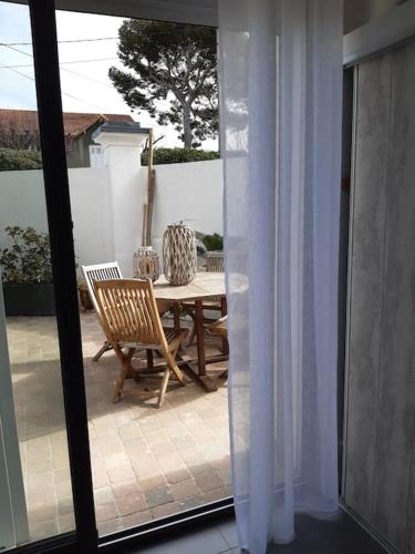 Grand studio avec patio in Saint-Julien