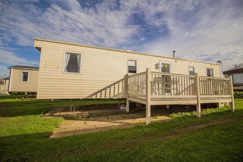 Lovely Caravan With Decking At Manor Park Nearby Hunstanton Beach Ref 23017t