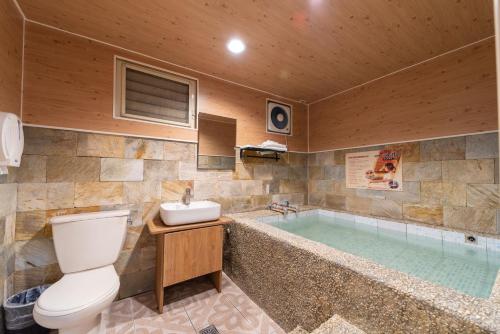 One Well Hot Spring – Jiaoxi, WV