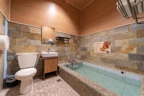 One Well Hot Spring – Jiaoxi, WV