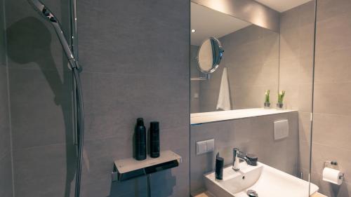 Bathroom, Nena Apartments SPREEblau "New Opening 2023" in Treptow