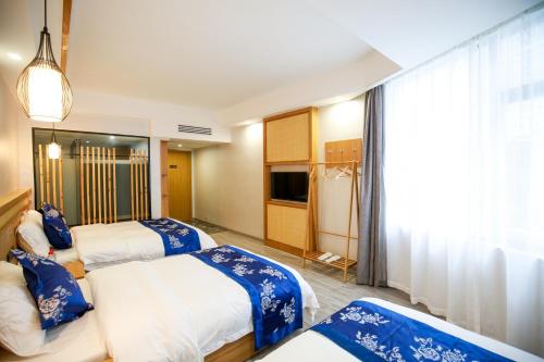 1 queen bed, 2 twin beds