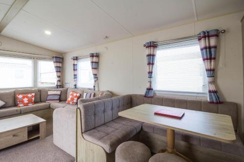 Lovely 6 Berth Caravan For Hire In Norfolk, By A Beautiful Beach! Ref 50030j
