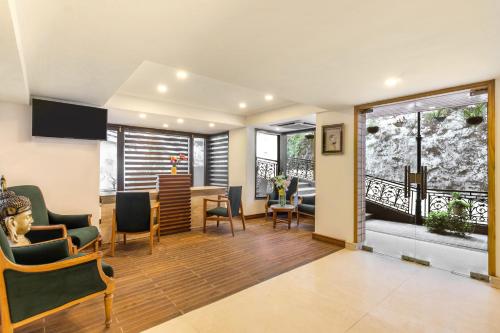 Előcsarnok, Country Inn Premier Pacific Mall Road Mussoorie in The Mall Út