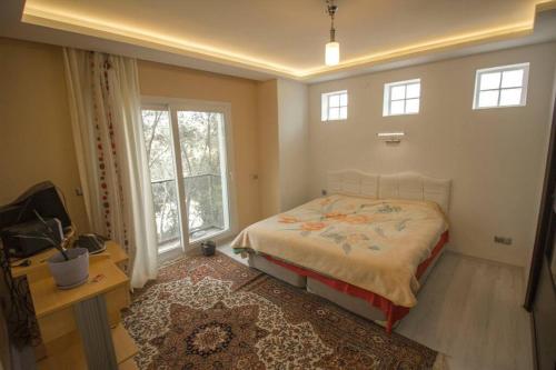 Kuşadası'nda Havuzlu 4+1 Villa