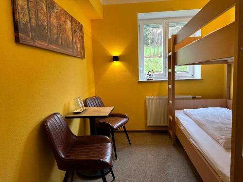 1 double bed, 1 bunk bed