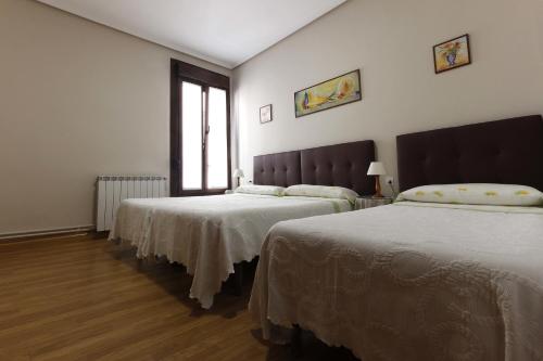 Triple Room with Shared Bathroom image 1
