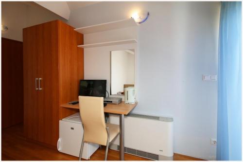 Guest House Lav - main image
