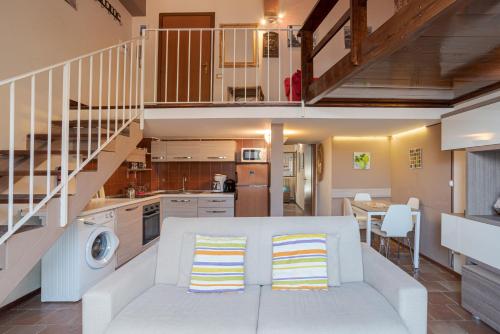  Cozy lake view apartment with pool and park! in Nesso