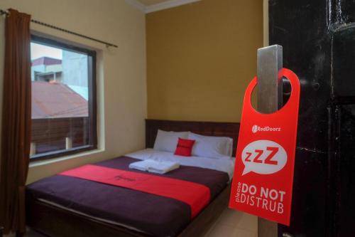 RedDoorz at Hotel Rich Parepare near Pantai Mattirotasi