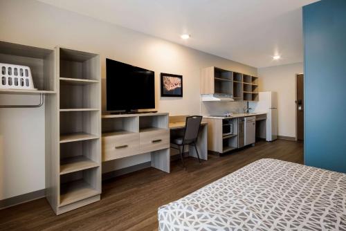 QUEEN SUITE W DISHWASHER (DISHES/COOKWARE INCLUDED) ACCESSIBLE ROLL IN SHOWER