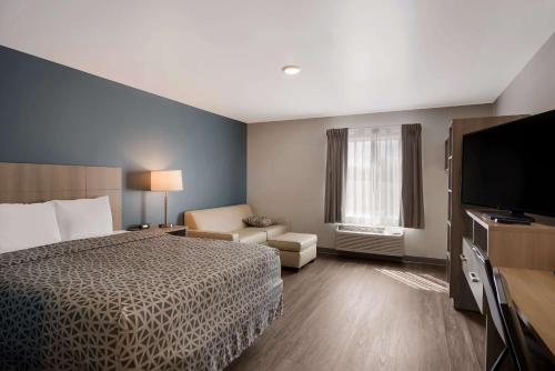 QUEEN SUITE WITH SOFA/DISHWASHER (DISHES/COOKWARE INCLUDED)