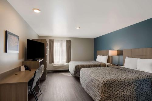 QUEEN SUITE TWO QUEEN BEDS W DISHWASHER (DISHES/COOKWARE INCLUDED)