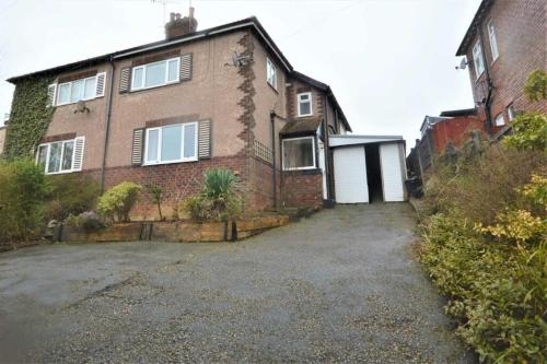 Lovely 3 bedroom house in Romiley, Stockport with parking for 3 cars